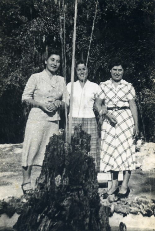 Agnese Gari al giardino comunale con due amiche