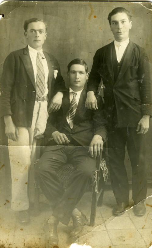 Tre ragazzi ritratti in uno studio fotografico