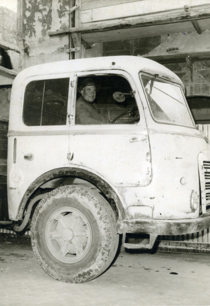 Uomo alla guida di un camion in via Roma
