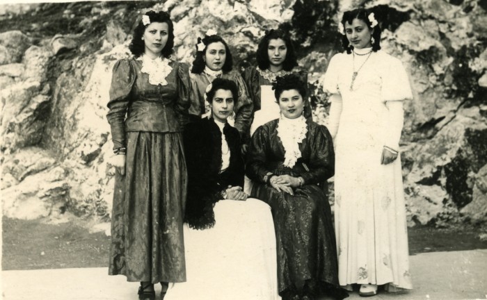Ragazze in costume teatrale posano per una fotografia
