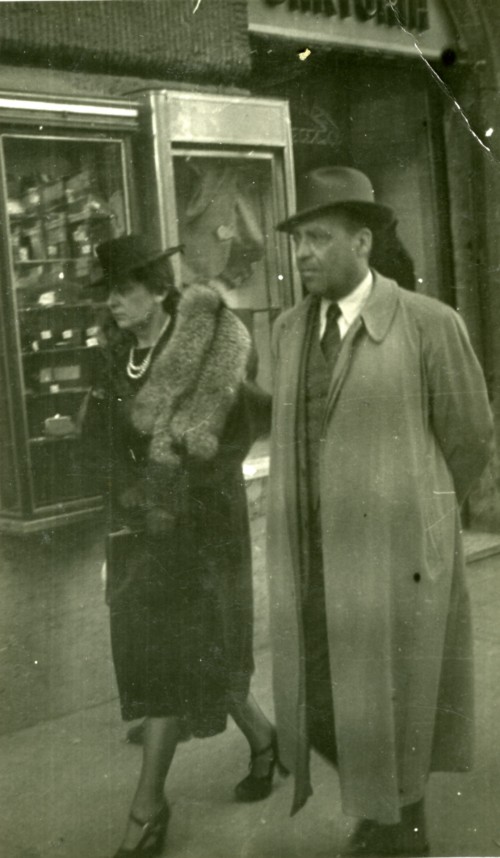 Un uomo e una donna passeggiano per le vie del paese