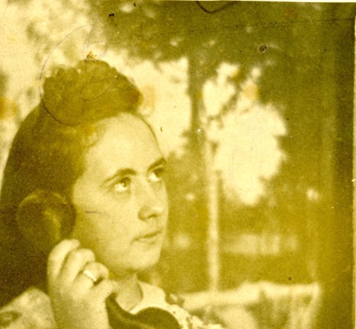 Lea Rigamonti posa con la cornetta di un telefono