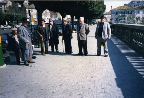 Anziani che passeggiano al belvedere in piazza Vittorio Veneto