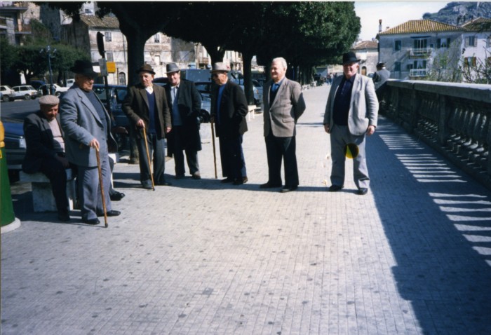 Anziani che passeggiano al belvedere in piazza Vittorio Veneto