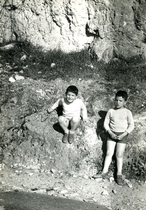 Due bambini su delle rocce
