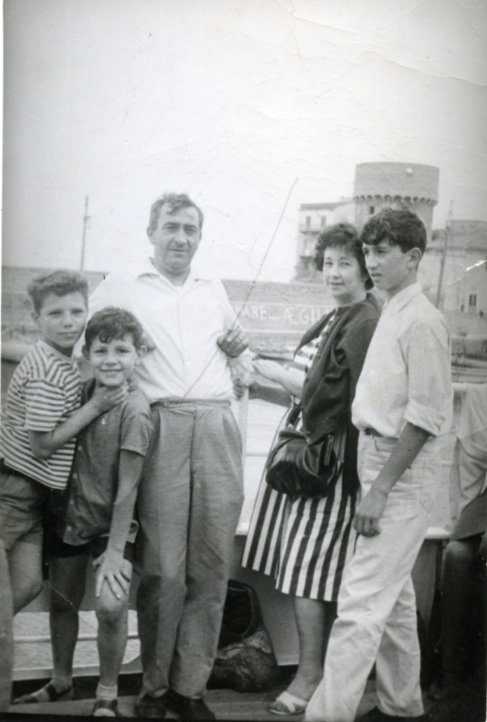 Una donna, un uomo e tre bambini su una nave