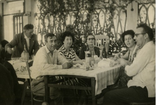 Due uomini e tre donne a tavola