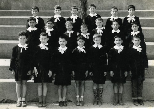 Classe maschile della scuola elementare in posa sui gradoni del Giardino Comunale