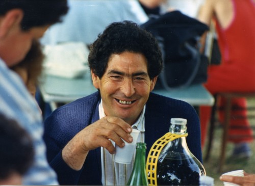 Uomo a tavola con un bicchiere di vino