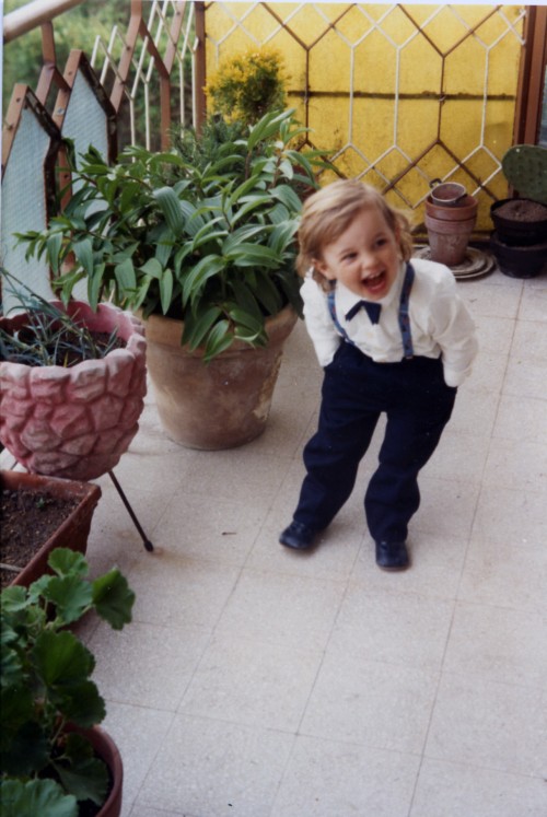 Alessandro Esposito vestito elegante sul balcone di casa