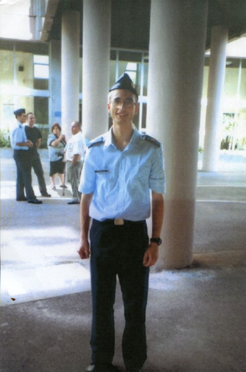 Alessandro Esposito in divisa dell'aeronautica militare a Pozzuoli