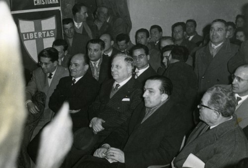 Giulio Andreotti seduto tra gli uditori durante un incontro politico della Democrazia Cristiana