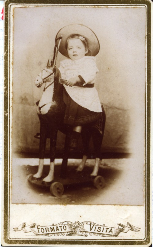 Alessandrina Compagnucci su un cavallo con rotelle. Fotografia in formato visita