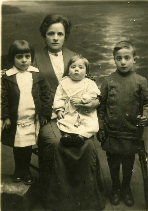M. Cleofe con i suoi figli in studio con fondale dipinto