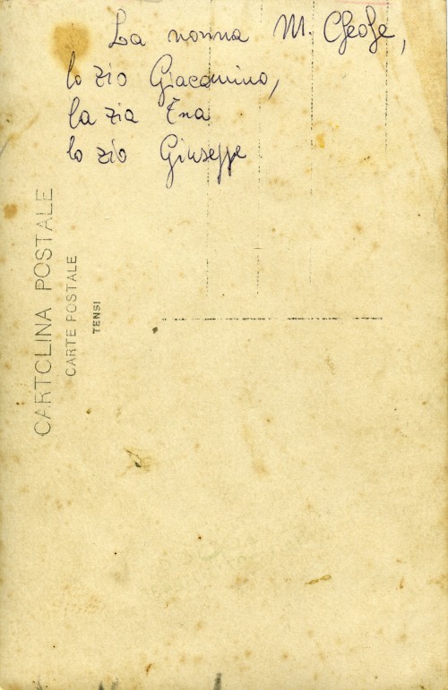 Cartolina con iscrizione a penna “La nonna M Cleofe,/ lo zio Giacomino,/ la zia Ena,/ lo zio Giuseppe”