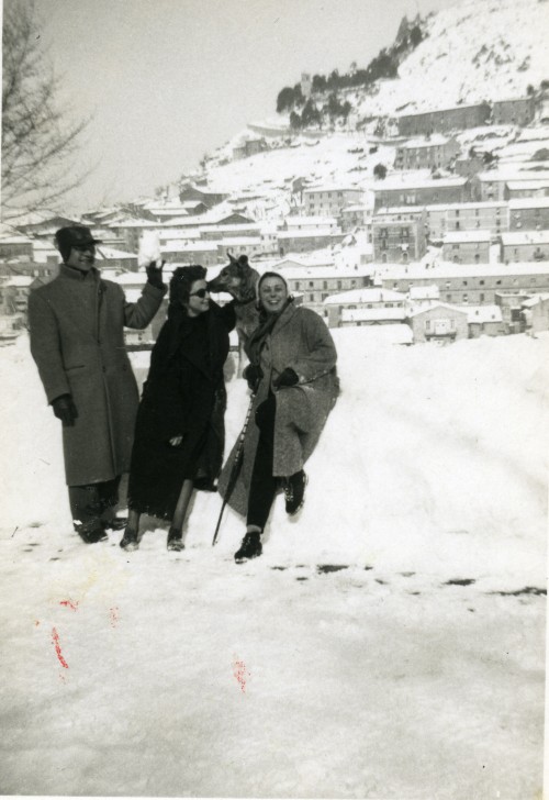 Angelo Rocchi, due donne e un cane con la neve