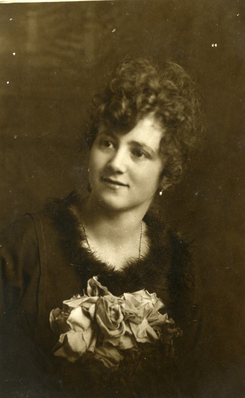 Ragazza elegante con rose su sfondo nero