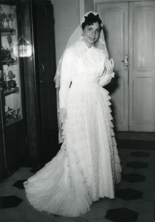 Diva Compagnucci si fotografa in casa vestita da sposa