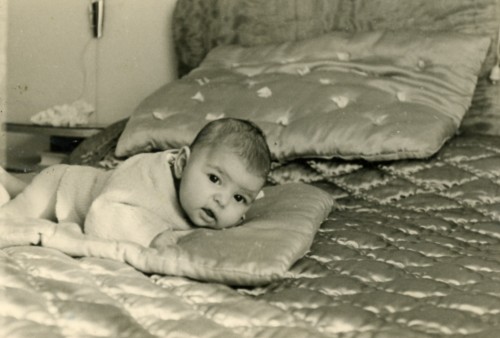 Elda Rocchi da bambina sul letto