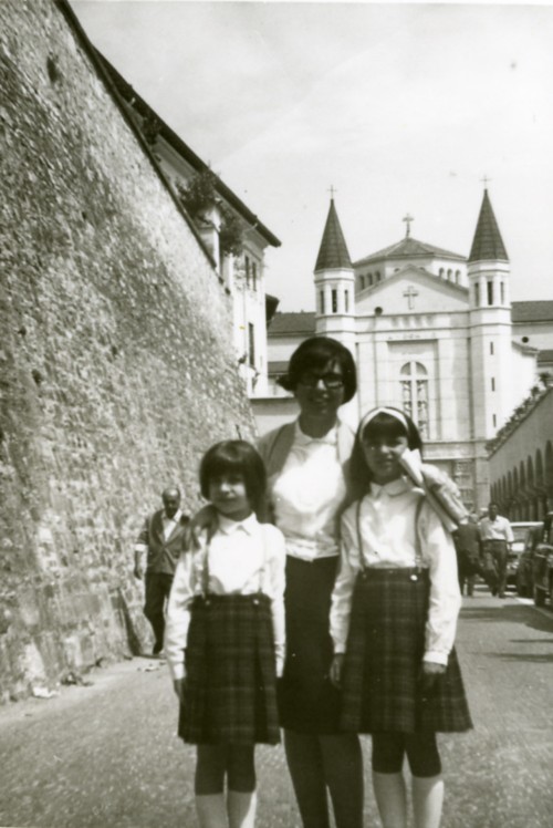 Ritratto di famiglia con Diva Compagnucci e le figlie Elda ed Elena Rocchi, durante un viaggio. Sullo sfondo la cattedrale di Santa Rita da Cascia