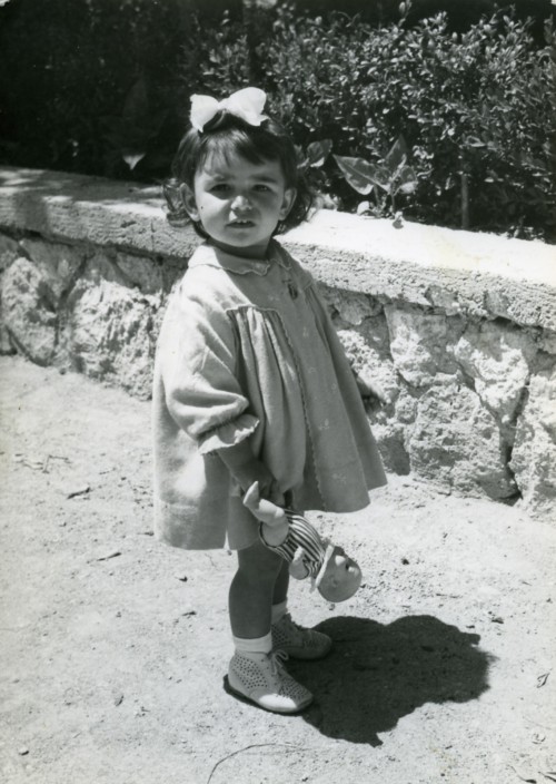 Elda Rocchi da bambina con una bambola in mano