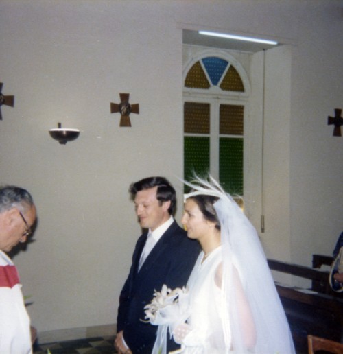 Elda Rocchi e Guido Esposito all'altare con il sacerdote durante la celebrazione del loro matrimonio nella Chiesa dell'ex convento delle suore di San Giuseppe