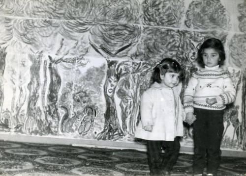 Elena ed Elda Rocchi da bambine di fronte ad un muro dipinto