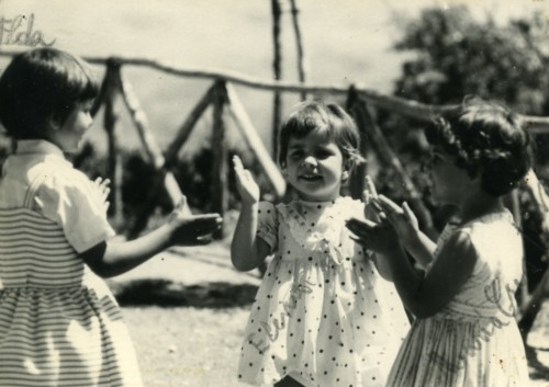 Tre bambine. Sulla fotografia riportati a penna i nomi delle bambine Elda, Elena e Maria