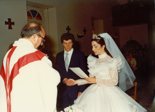 Elena Rocchi e Vincenzo Grassi all'altare con il sacerdote durante la celebrazione del loro matrimonio nella Chiesa dell'ex convento delle suore di San Giuseppe