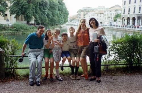 Gruppo di persone in posa con un fiume sullo sfondo