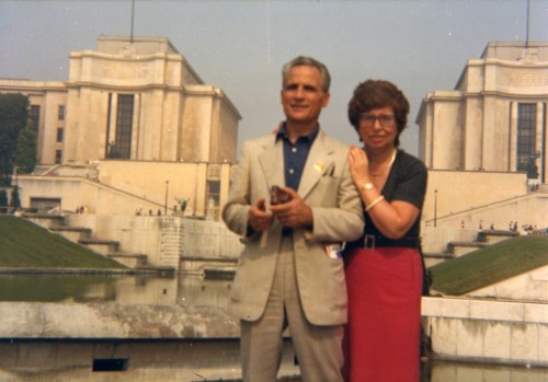 Diva Compagnucci e Angelo Rocchi a Parigi con un palazzo sullo sfondo