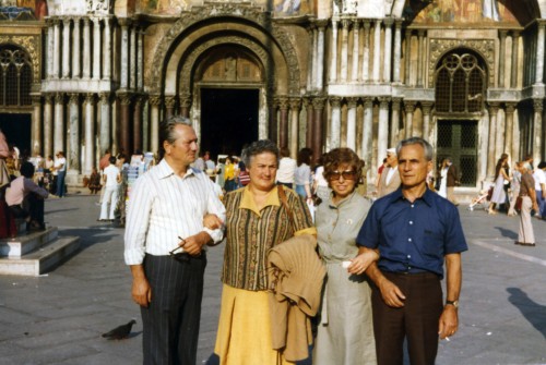Diva Compagnucci e Angelo Rocchi con una coppia di amici davanti alla Basilica di San Marco
