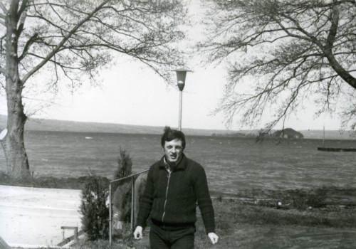 Guido con un lago sullo sfondo