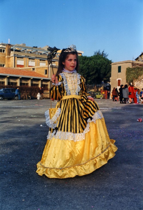 Rosalba Grassi travestita da principessa a carnevale nel piazzale antistante all'oratorio di Tolfa