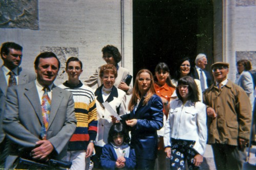 Ritratto di famiglia sulle porte della Chiesa di Sant'Egidio
