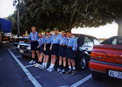 Gruppo di bambini in divisa da scout in Piazza Vittorio Veneto