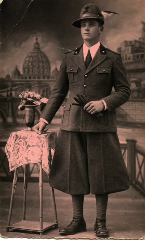 Giulio Moggi in divisa da militare, in studio con fondale dipinto