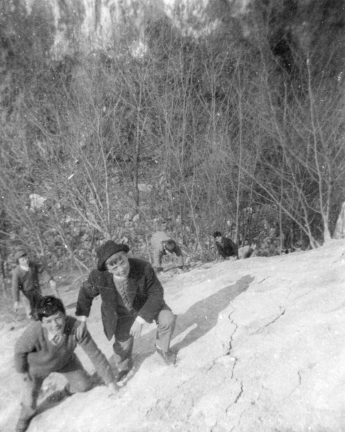 Due bambini salgono su un monte