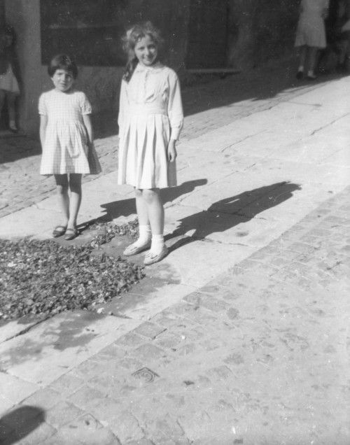 Due bambine in Via Annibal Caro durante l'infiorata