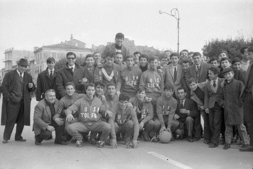 Squadra di calcio con divisa dell'Unione Sportiva Tolfa con allenatori in piazza Vittorio Veneto