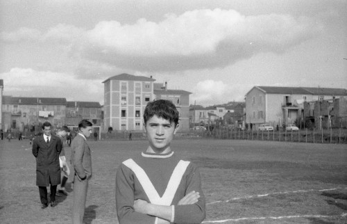 Ragazzo con le braccia conserte in tenuta da calcio al campo