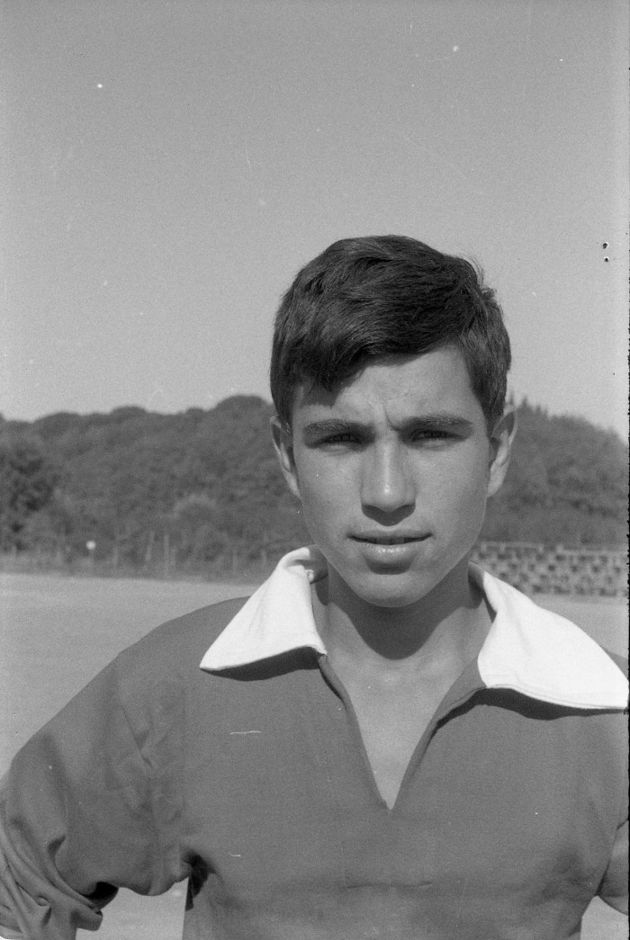 Ragazzo in primo piano in tenuta sportiva al campo da calcio