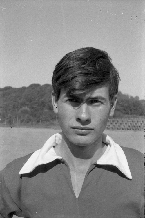 Ragazzo in primo piano in tenuta sportiva al campo da calcio
