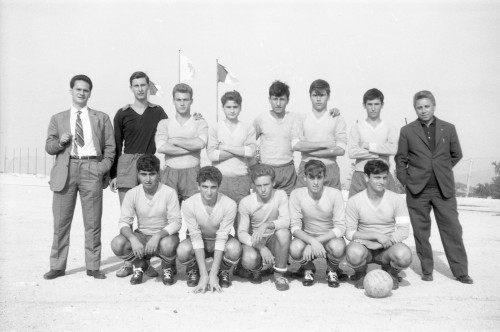 Squadra di calcio con gli allenatori al campo