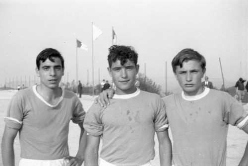 Tre ragazzi al campo