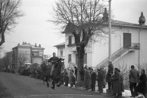 Fantini a cavallo al traguardo su Viale d'Italia
