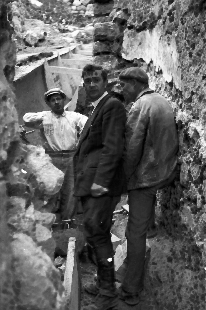 Uomini a lavoro nel rifacimento delle fogne