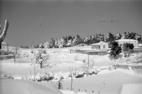 Paesaggio di case con la neve
