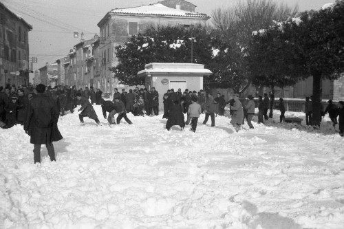 Persone che giocano con la neve in Piazza Vittorio Veneto