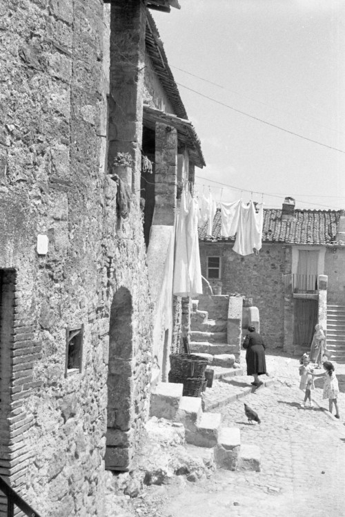 Panni stesi per le via del paese